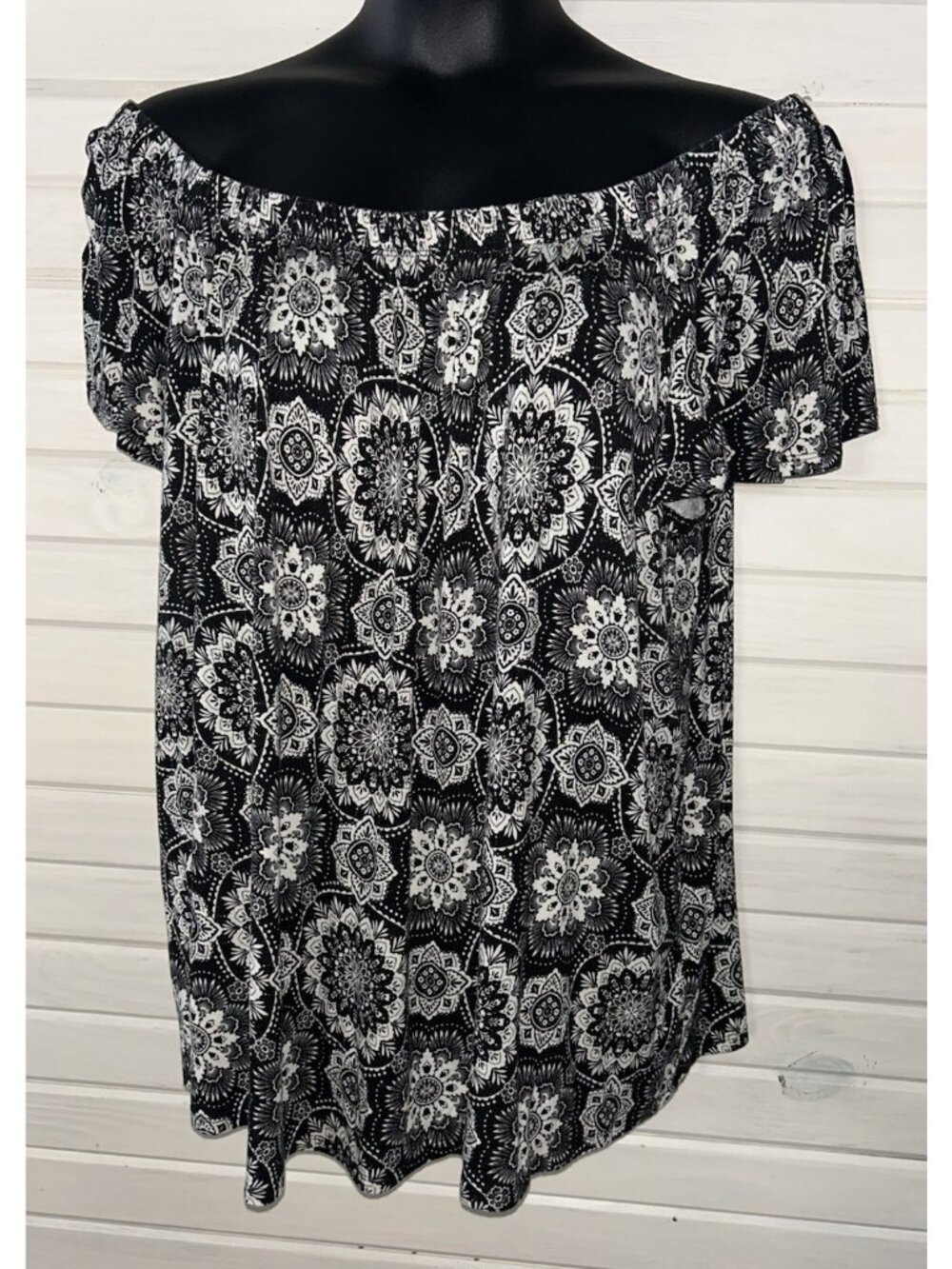Torrid Sz PLUS 3 3X Off Shoulder Black White Medallion Jersey Knit Top EUC